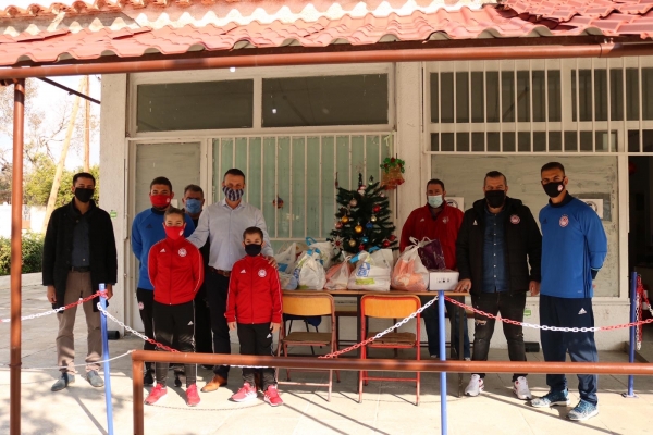 Σχολή Ποδοσφαίρου Σαλαμίνας του ΟΛΥΜΠΙΑΚΟΥ επισκέφτηκε σήμερα το κοινωνικό παντοπωλείο του νησιού με φιλανθρωπικό σκοπό